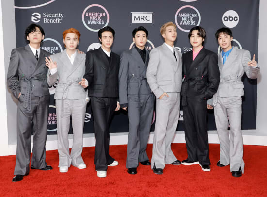 AMAs-2021-Best-Dressed-8
