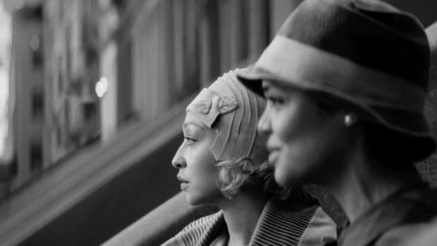 Passing_Sc 71_Clare (Ruth Negga) and Irene (Tessa Thompson) on the Stoop Reverse Angle_CR2