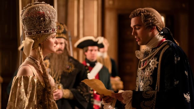 the-great-hulu-catherine-elle-fanning-peter-nicolas-hoult-coronation (1)